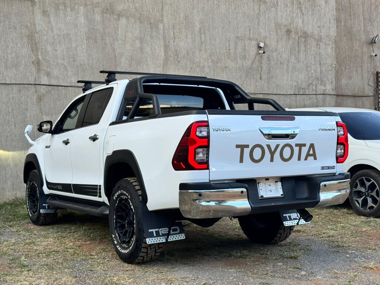 Toyota Hilux 2021 Pearl White