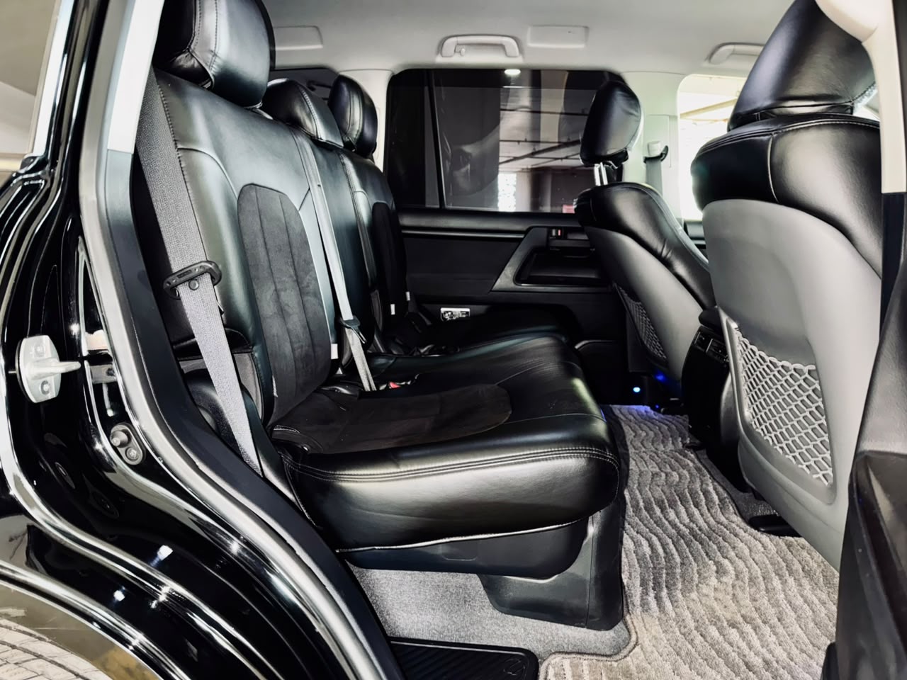Toyota Land Cruiser | 2017 | 4600cc | Black