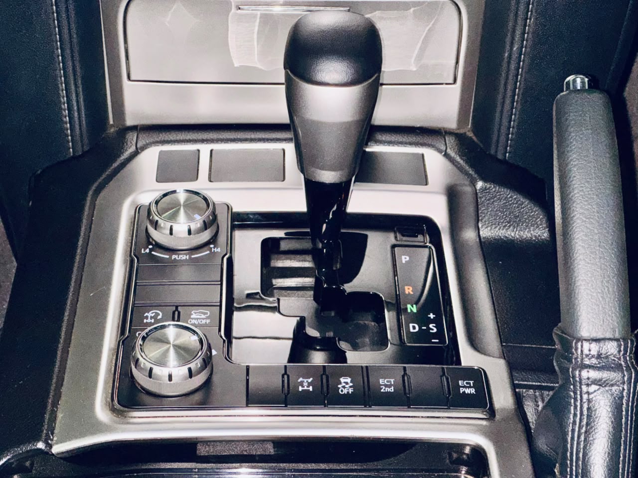 Toyota Land Cruiser | 2017 | 4600cc | Black