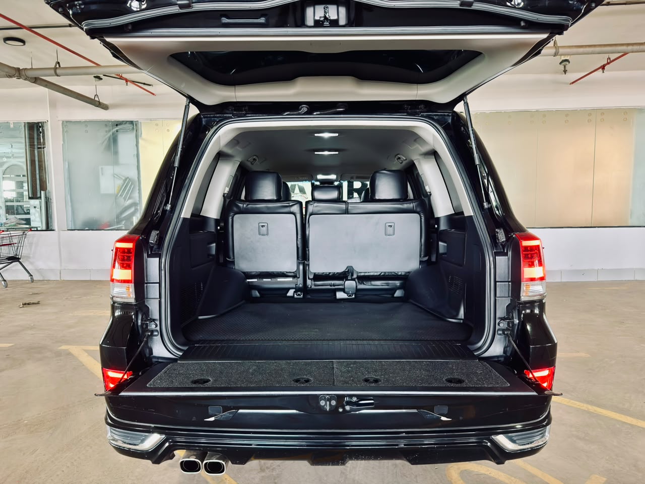 Toyota Land Cruiser | 2017 | 4600cc | Black