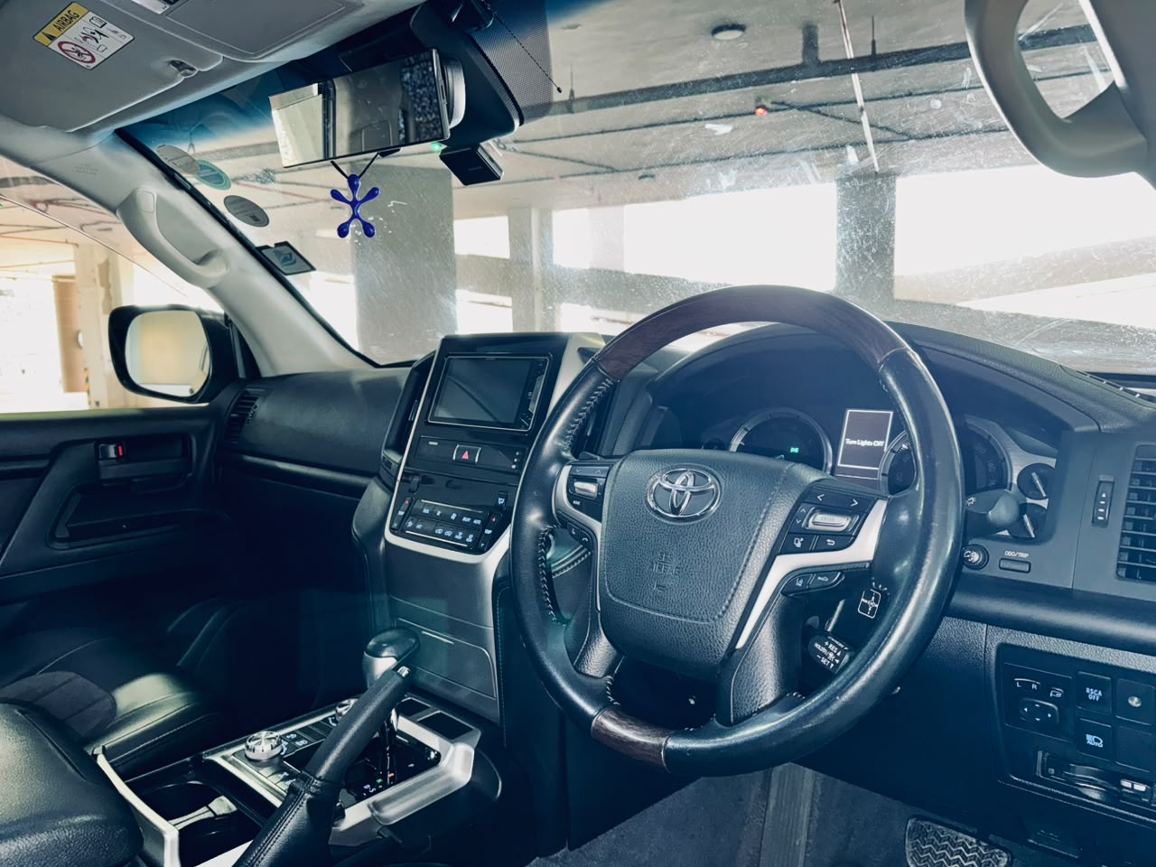 Toyota Land Cruiser | 2017 | 4600cc | Black