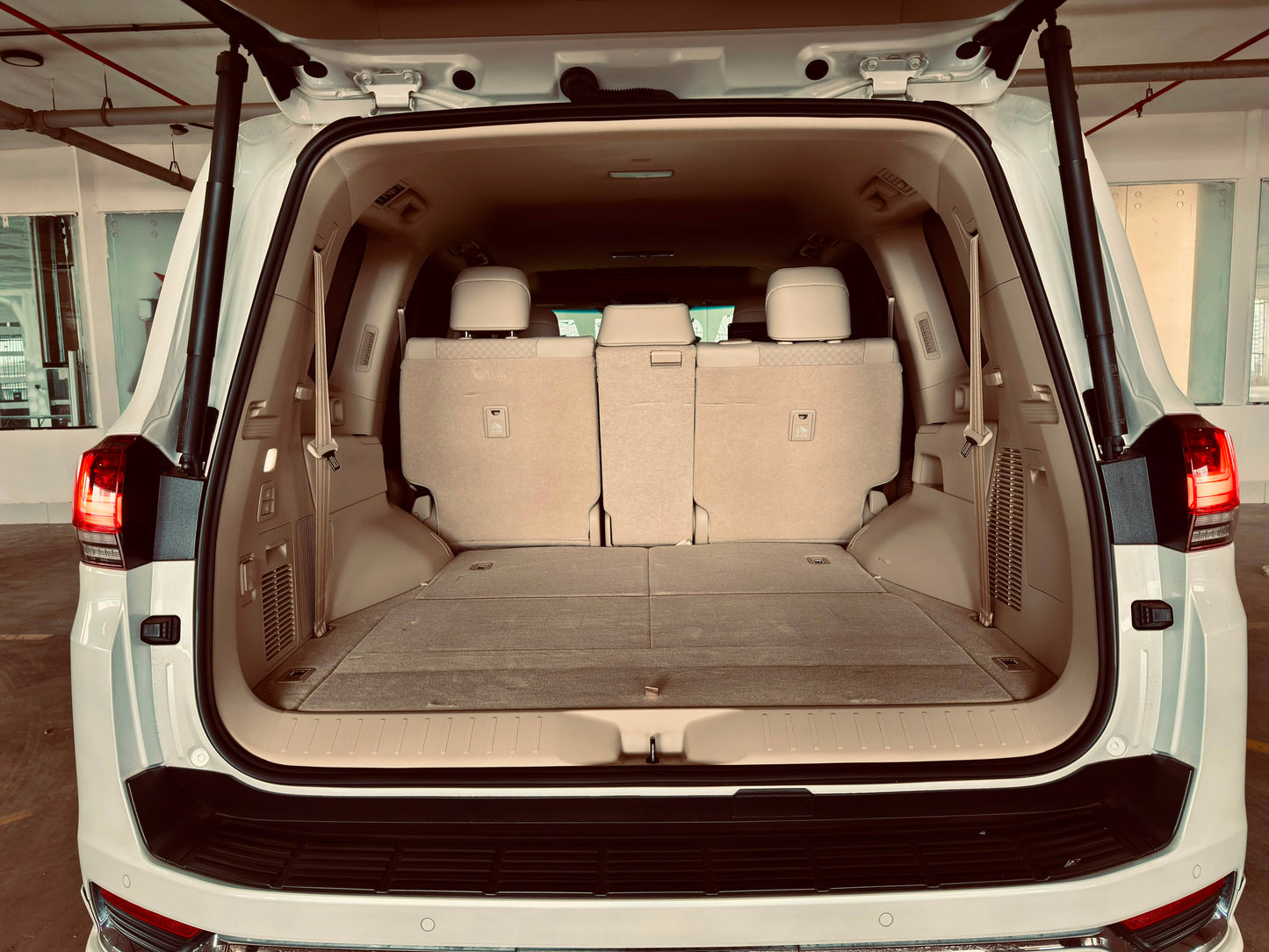 Toyota Landcruiser LC300 | 2023 |3400cc | Pearl White