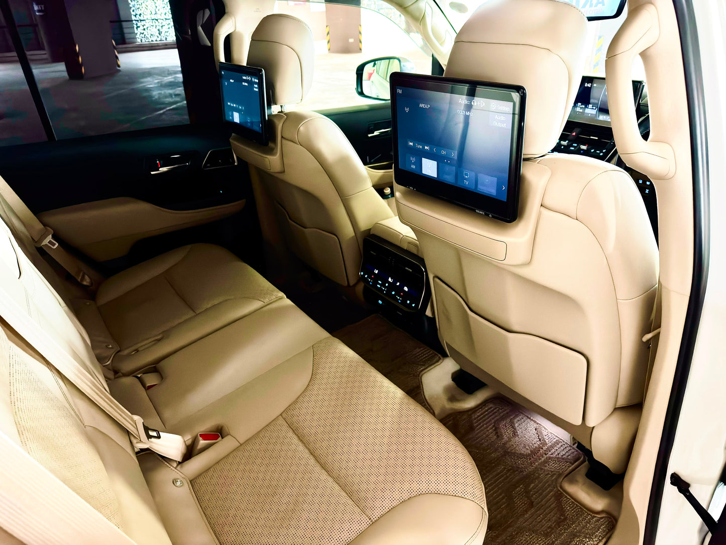 Toyota Landcruiser LC300 | 2023 |3400cc | Pearl White