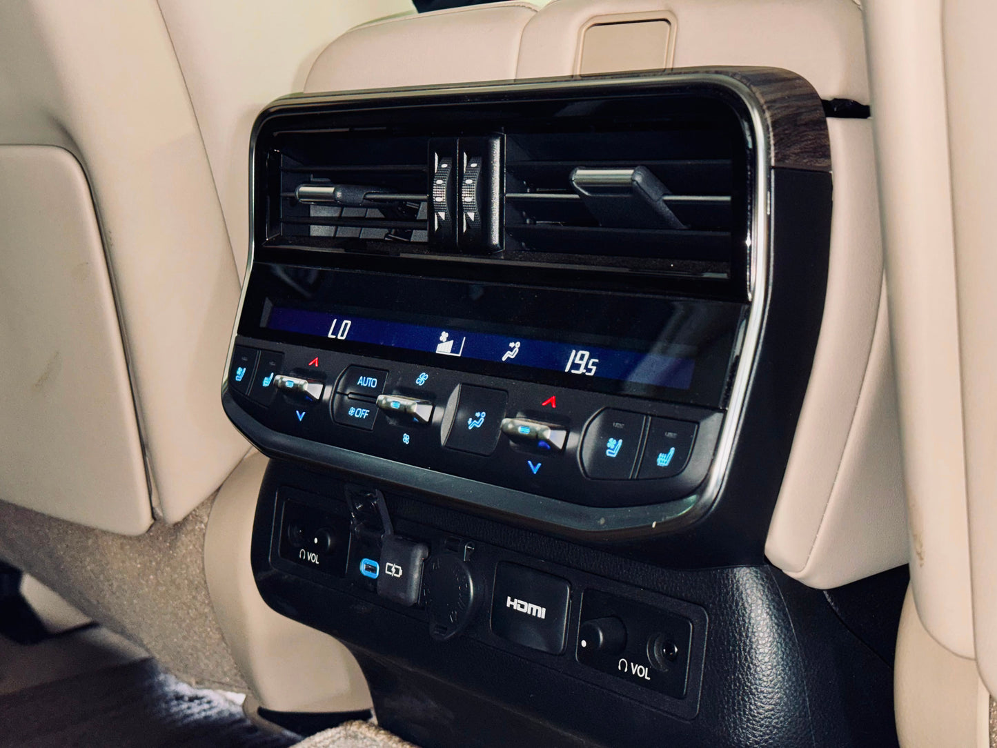 Toyota Landcruiser LC300 | 2023 |3400cc | Pearl White