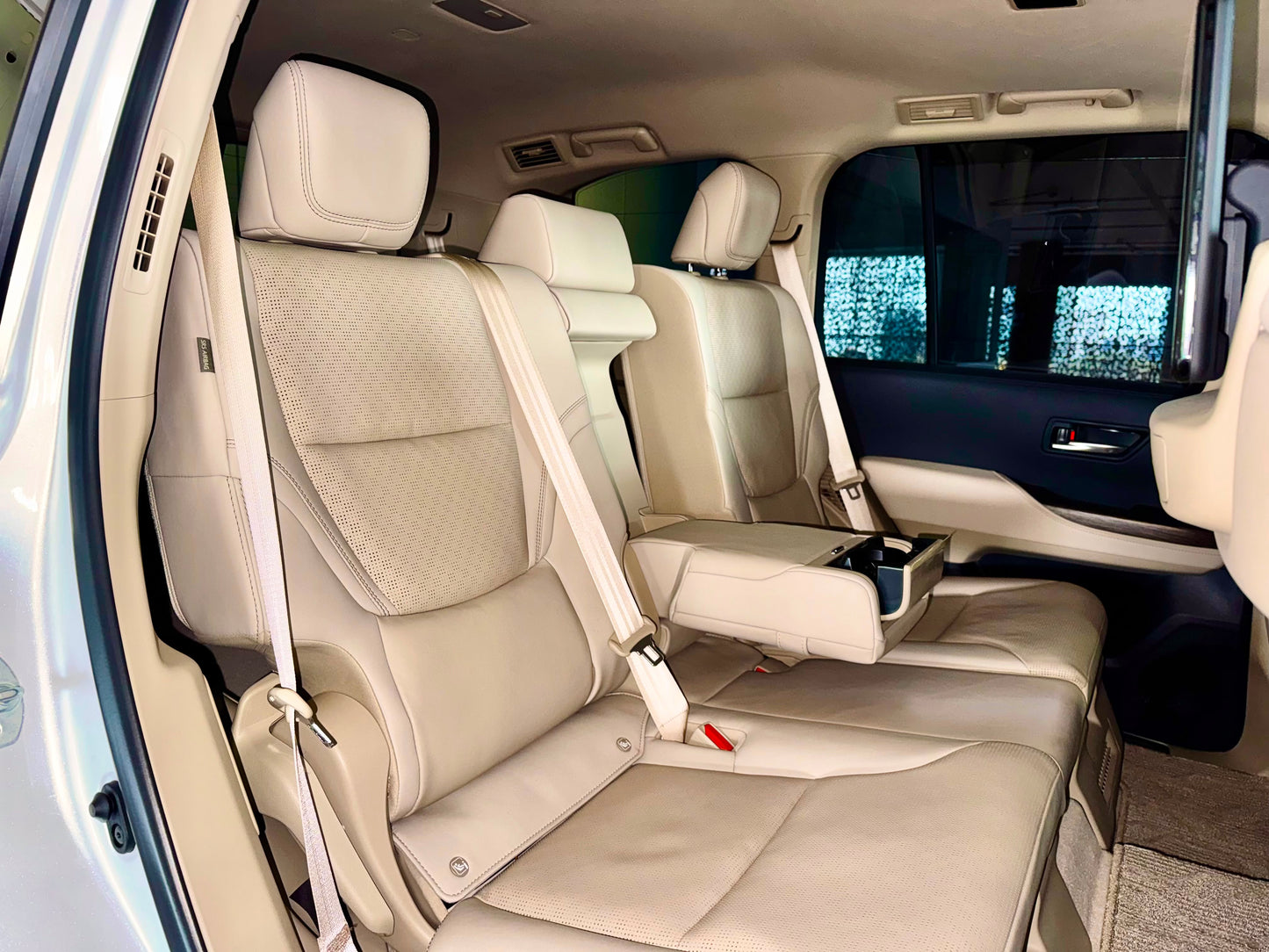 Toyota Landcruiser LC300 | 2023 |3400cc | Pearl White