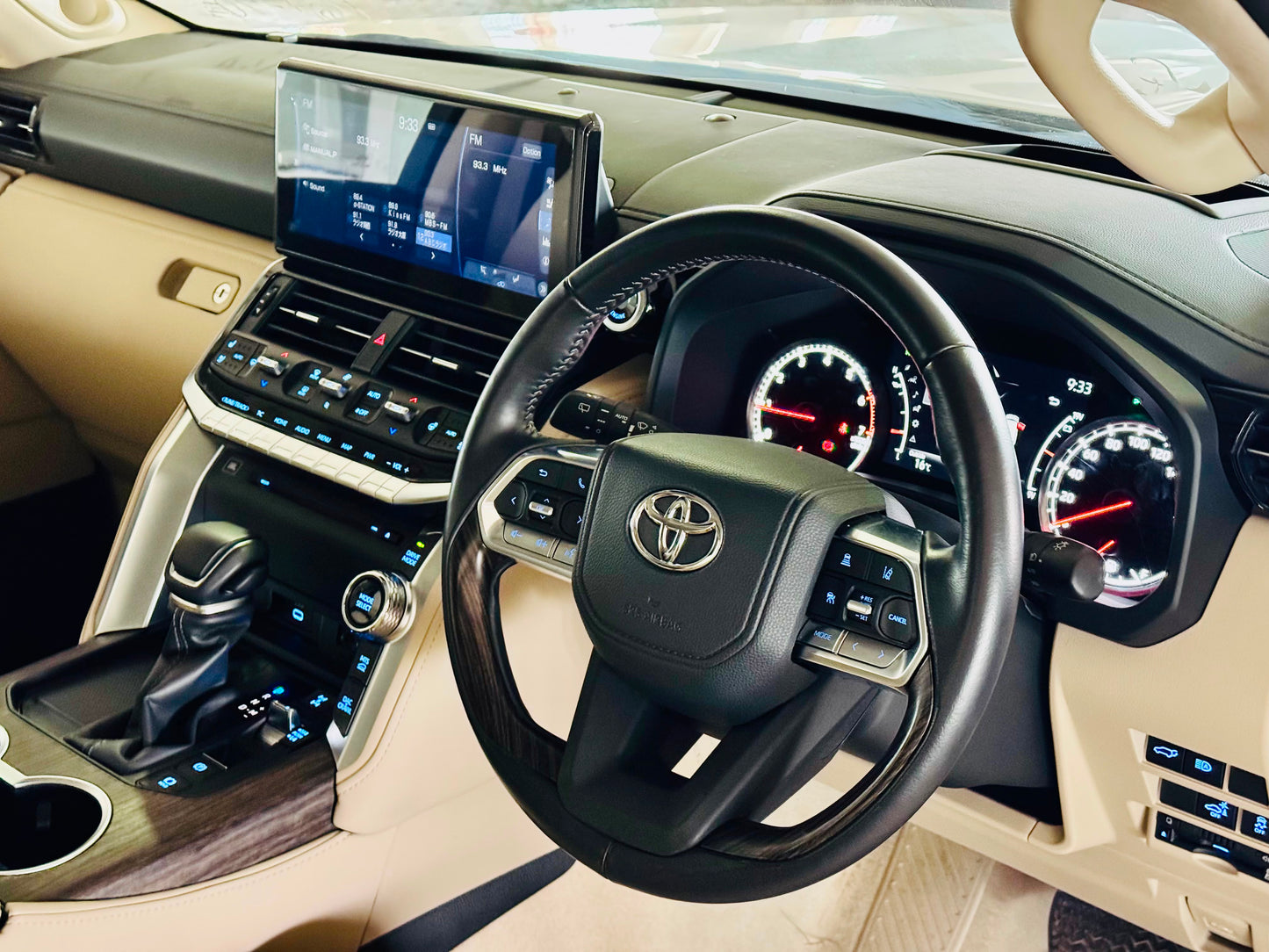 Toyota Landcruiser LC300 | 2023 |3400cc | Pearl White