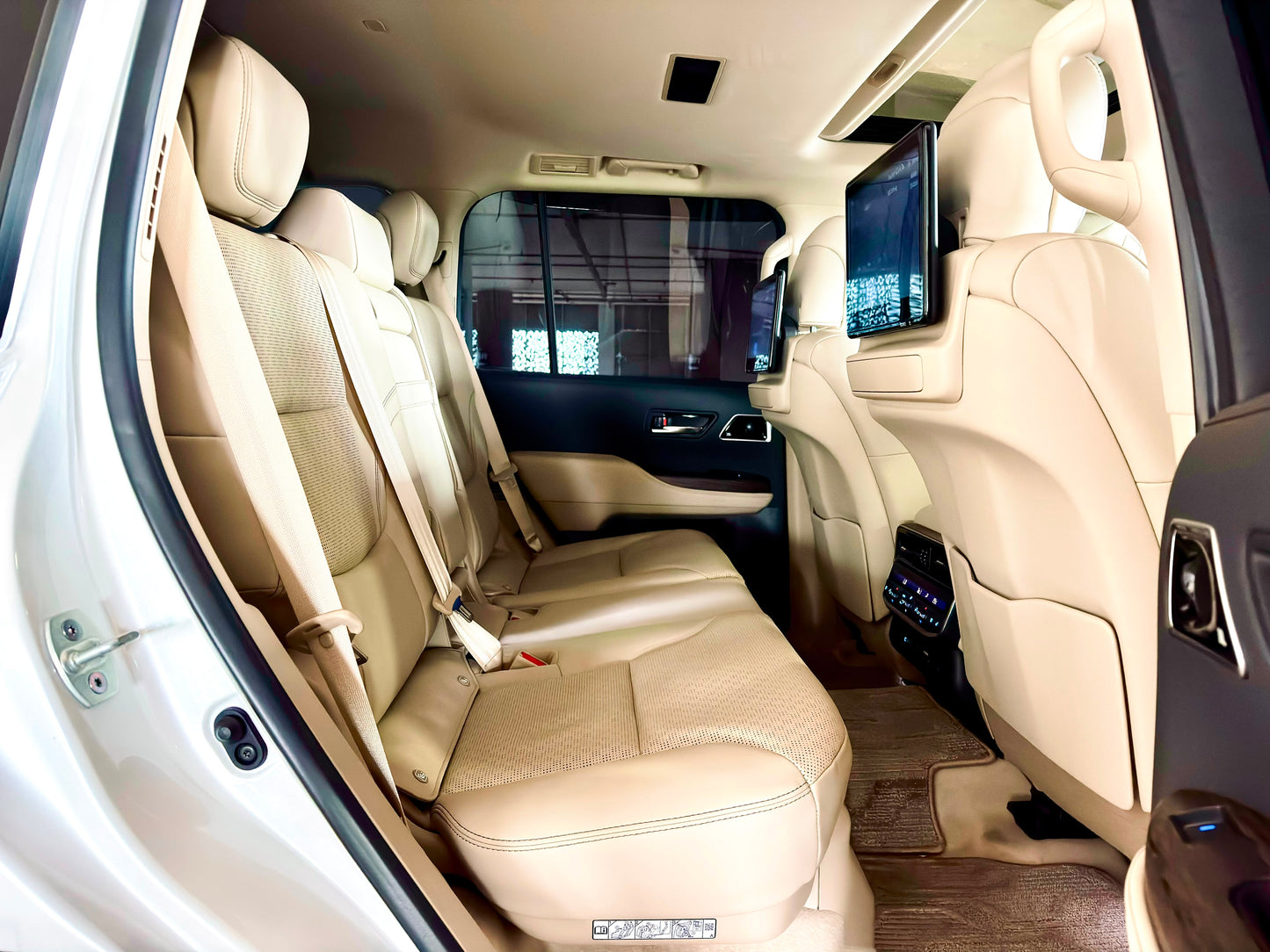 Toyota Landcruiser LC300 | 2023 |3400cc | Pearl White